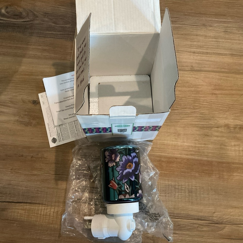 Scentsy Floral Plug-In Warmer - Midnight Floral NIB